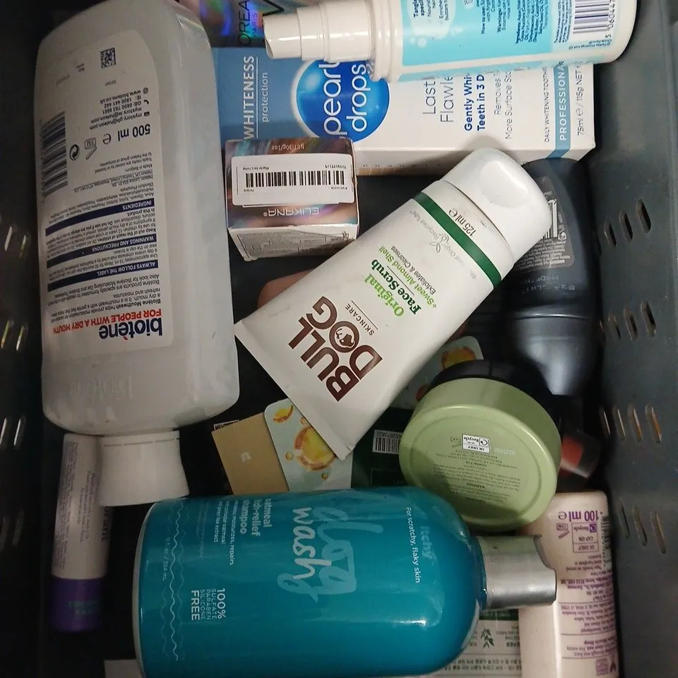 APPROXIMATELY 15 ASSORTED HEALTH & BEAUTY PRODUCTS TO INCLUDE MIGHTY PATCH, AVEENO CALM RESTORE, DETTOL SOAP ETC 