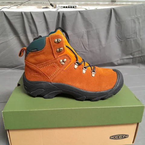 BOXED PAIR OF KEEN MAPLE PYRENEES W BOOTS SIZE UK 8.5