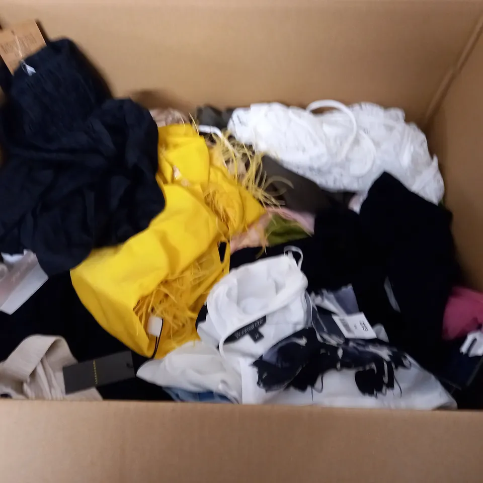 LARGE QUANTITY OF ASSORTED CLOTHING ITEMS TO INCLUDE WAREHOUSE, BOOHOO AND BOUX AVENUE