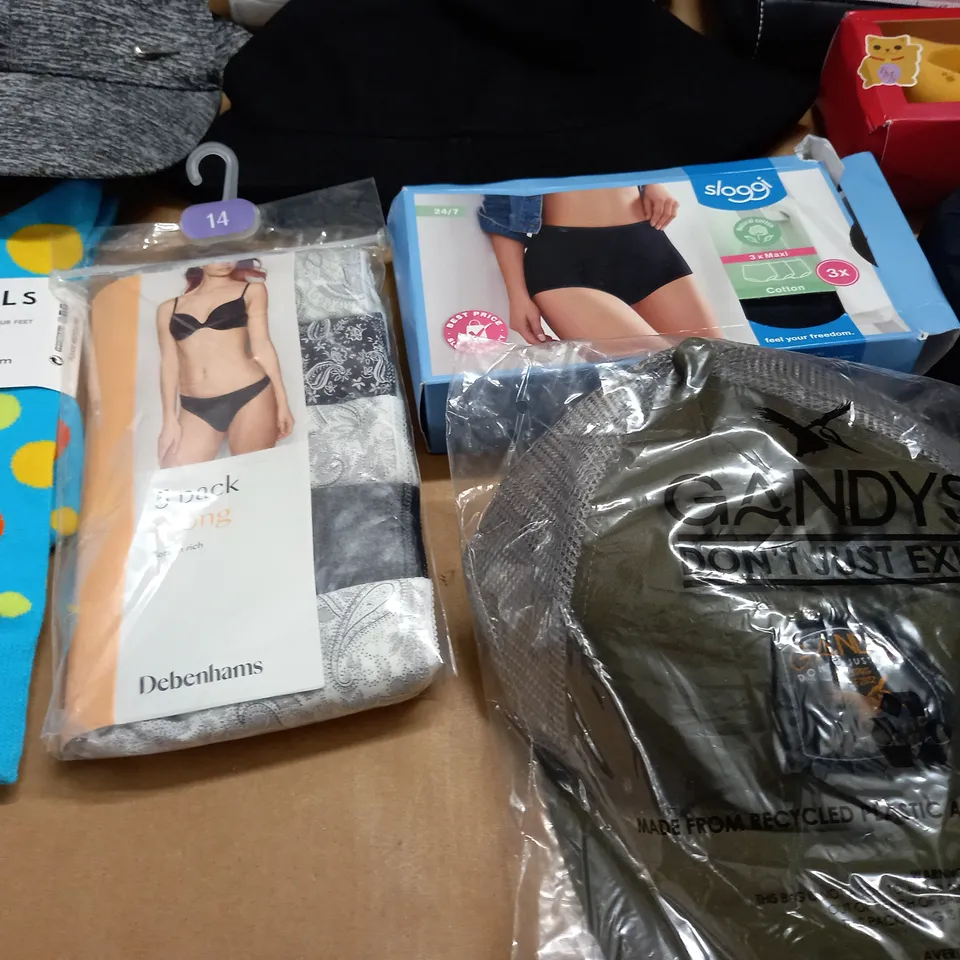 LOT OF 15 ASSORTED CLOTHING ACCESSORIES TO INCLUDE HATS, BAGS AND SOCKS