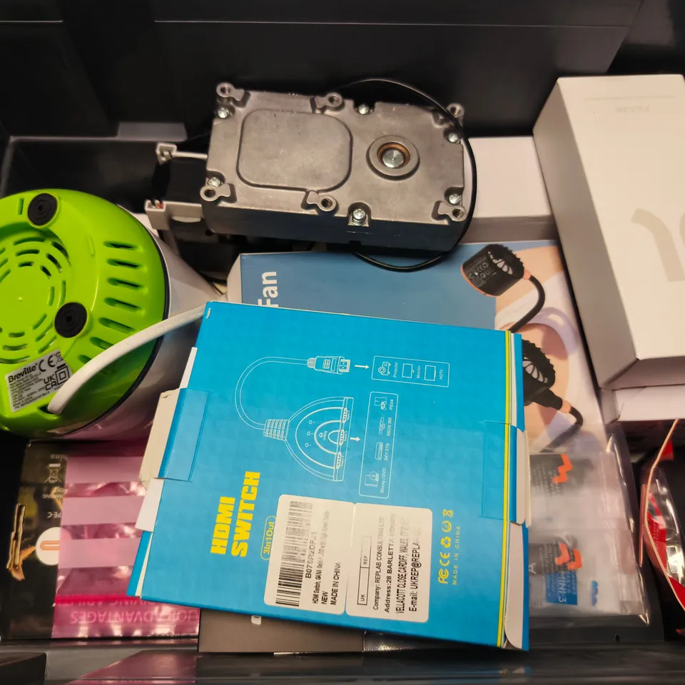 APPROXIMATELY 10 ASSORTED ELECTRICAL ITEMS TO INCLUDE NECK FAN, HDMI SWITCH, DJI PARTS, ETC