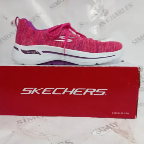 BOXED PAIR OF SKECHERS ARCHFIT TEXTILE TRAINER IN PINK SIZE 6