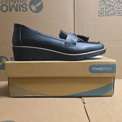 BOXED PAIR OF COMFY STEPS YVONNE WEDGE LOAFERS IN BLACK SIZE 8