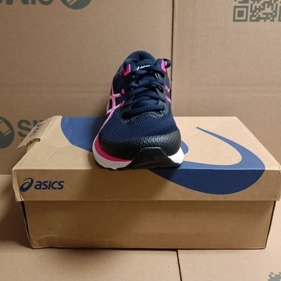 BOXED PAIR OF ASICS TRAINERS IN NAVY/PINK SIZE 6.5
