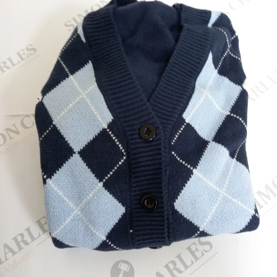 LARGE QUANTITY OF CLOTHING ITEMS TO INCLUDE , SWEATERS, JEANS, T-SHIRTS, ETC