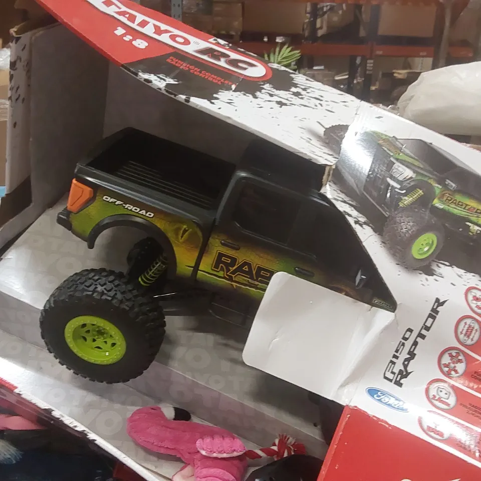 PALLET CONTAINING A LARGE QUANTITY OF ASSORTED TOYS INCLUDING: RC MONSTER TRUCK, BARBIE DREAM POOL, PAW PATROL RC FIRE TRUCK, LAVA LAMP ECT