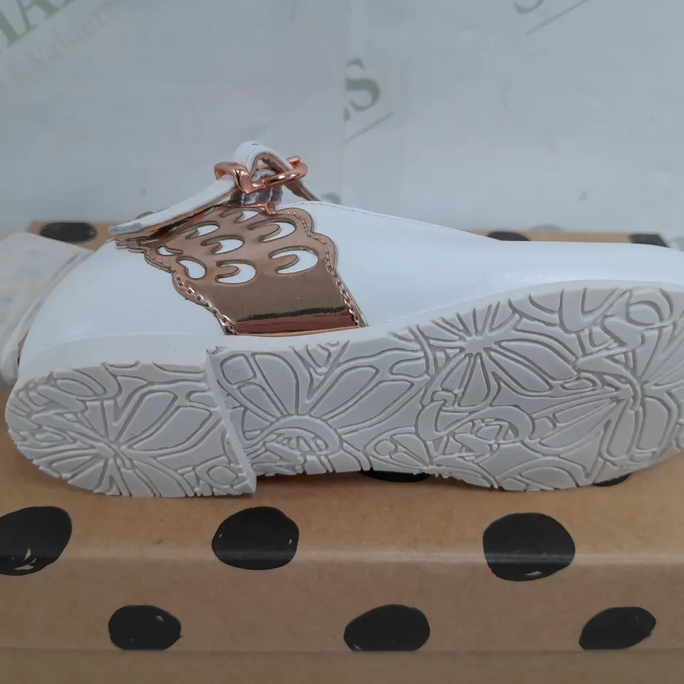 BOXED PAIR OF SOPHIA WEBSTER MINI EVANGELINE BUCKLE SHOES IN WHITE & ROSE GOLD COLOUR - KIDS SIZE 23