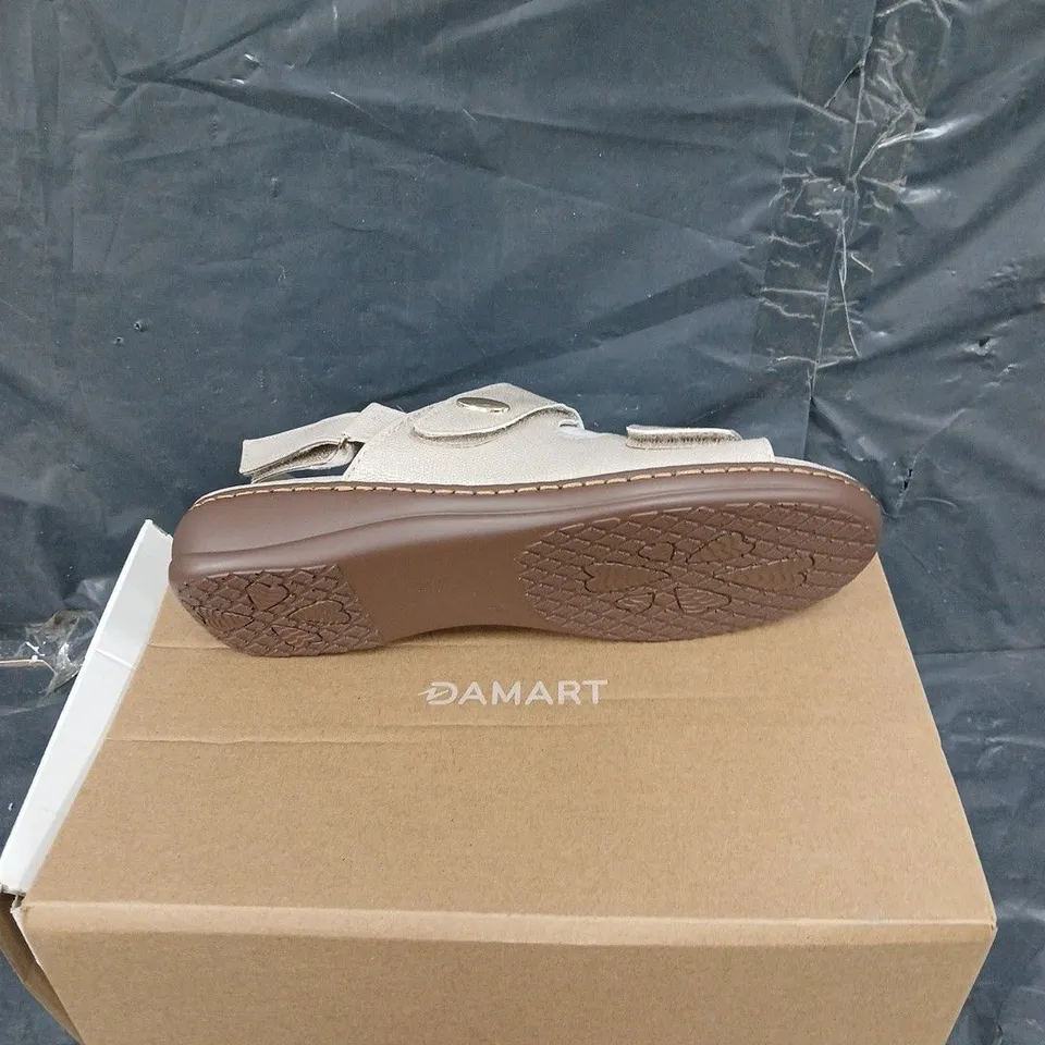 BOXED PAIR OF DAMART CREAM TAN SANDAL SIZE 5 
