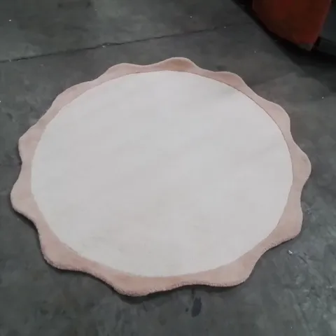 QUALITY DESIGNER AREA RUG - APPROXIMATELY 130X130CM