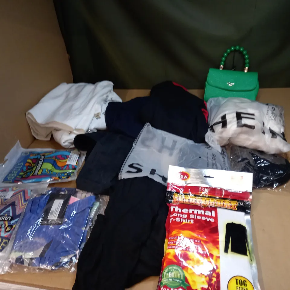LOT OF APPROX 20 ASSORTED CLOTHING ITEMS TO INCLUDE JUMPERS, JEANS AND T-SHIRTS