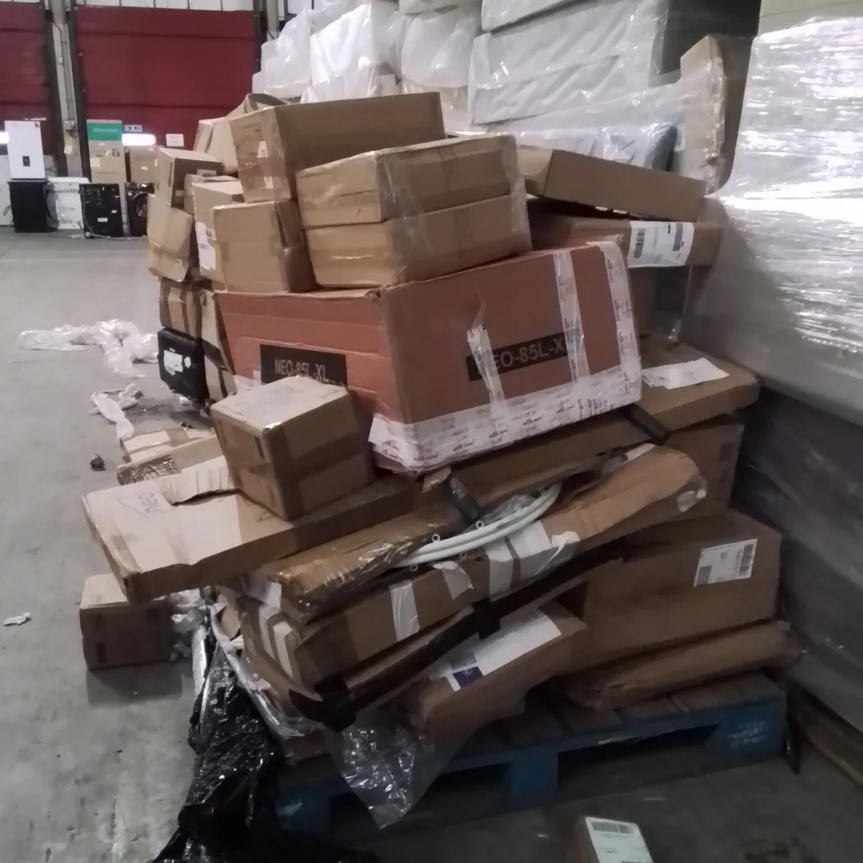 PALLET CONTAINING NEO PRODUCTS SUCH AS;WHEEL BARROW,TREE STANDS,BAMBOO RAIL,OUTDOOR CHRISTMAS TREE LED