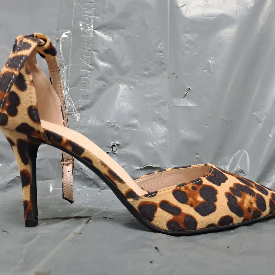 BOXED PAIR OF UNBRANDED POINTED TOE HEELS IN ANIMAL PRINT SIZE EU 40