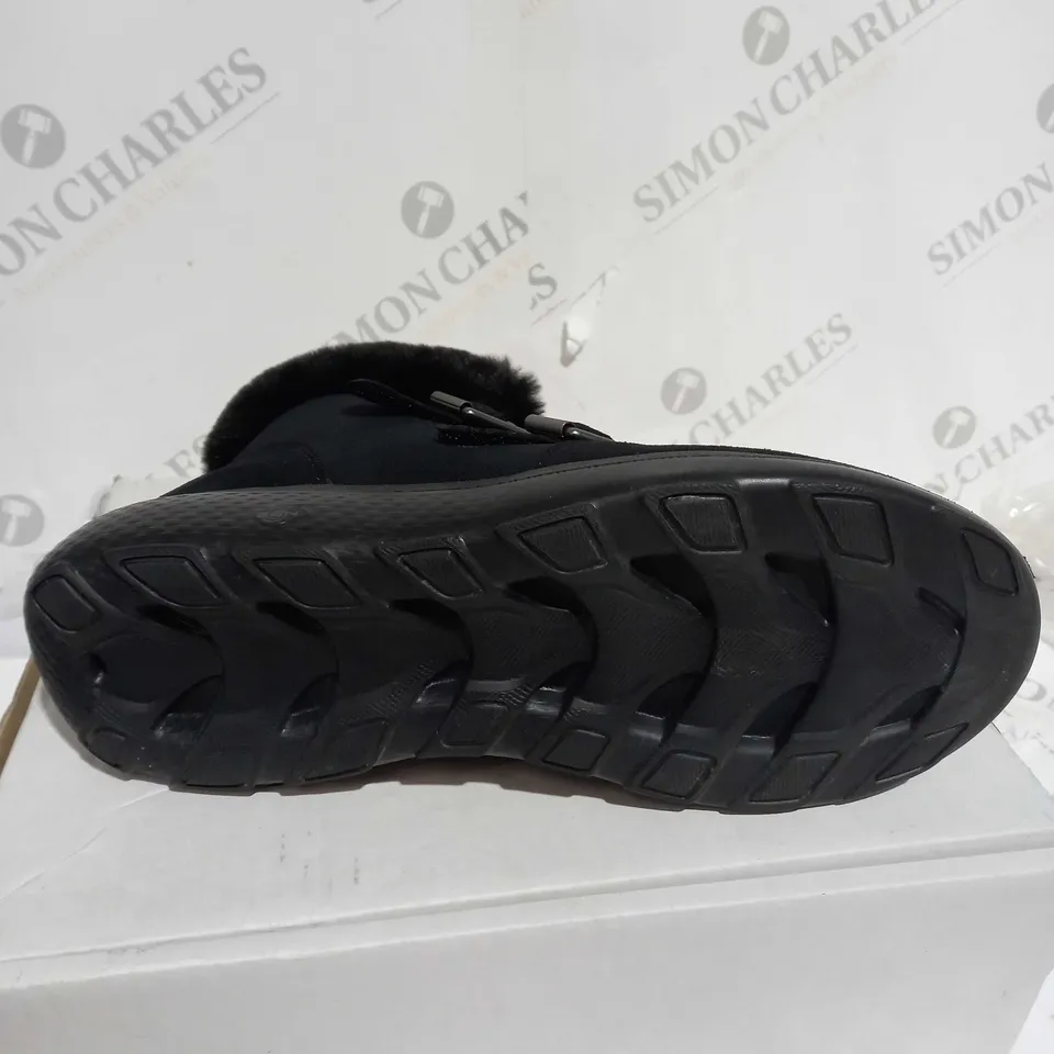 BOXED PAIR OF SKECHERS WINTER ON THE GO FAUX FUR TRIM BOOTS, BLACK - SIZE 5.5