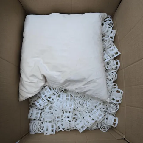 BOX OF APPROXIMATELY 5 ASSORTED ITEMS TO INCLUDE: SQUARE PILLOW 
