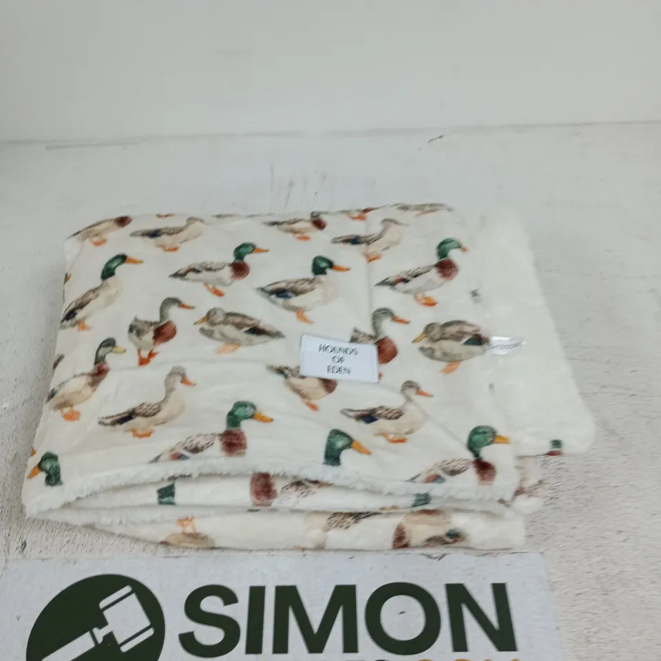 HOUNDS OF EDEN DOG SNUGGLE BLANKET 76 X 125CM DUCK DESIGN