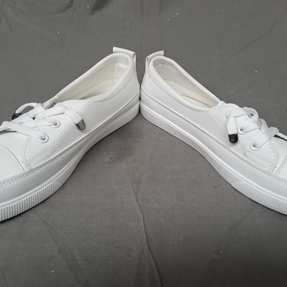 BOXED PAIR OF FASHION JIUYOU SHOES IN WHITE EU SIZE 40