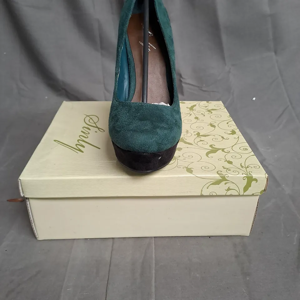 BOXED LOT OF APPROX. 14 PAIRS OF LADIES SHOES. VARIOUS SIZES, STYLES AND COLOURS