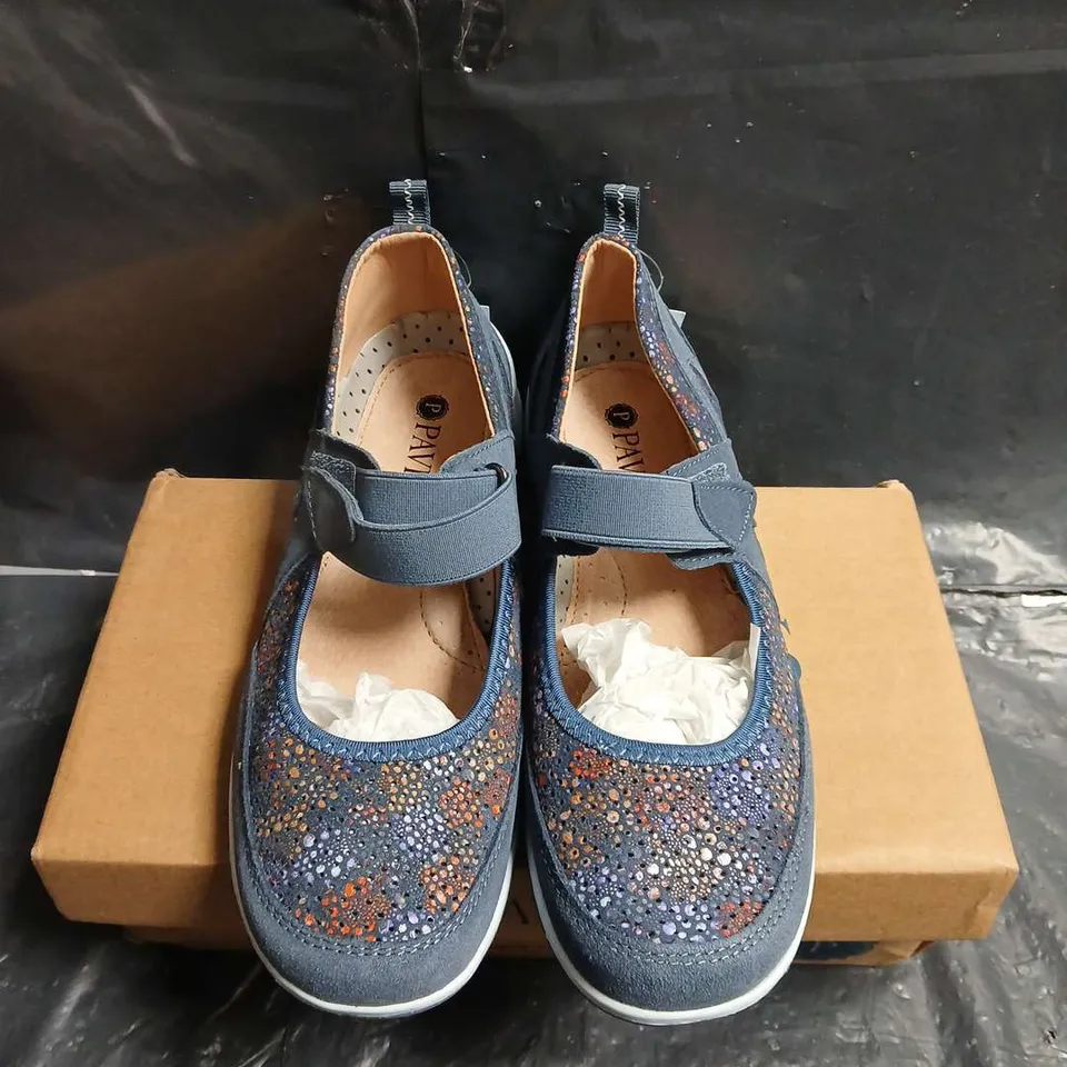 BOXED PAIR OF PAVERS BLUE FLORAL-PRINT MARY JANE SHOES WITH VELCRO STRAP - UK SIZE 5
