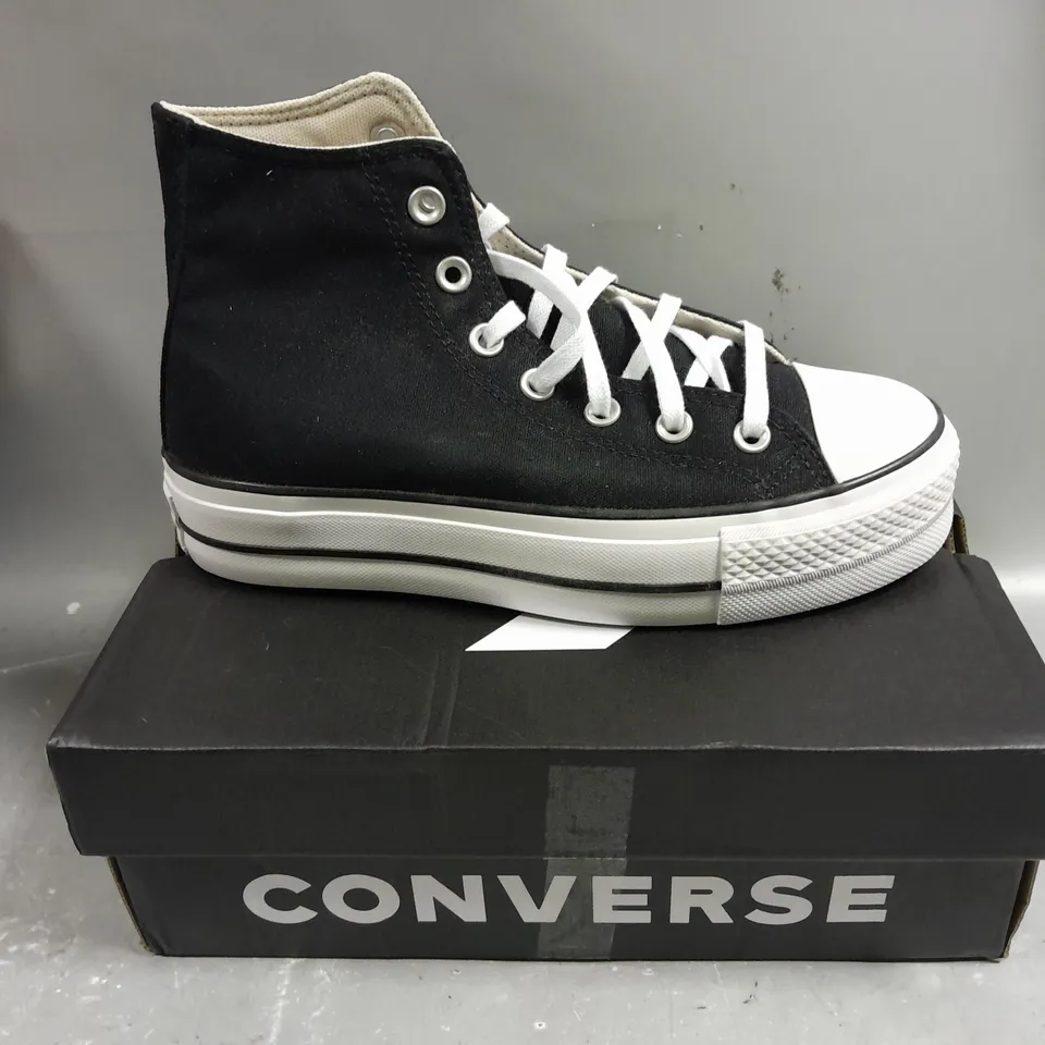 BOXED PAIR OF CONVERSE WOMENS ANKLE RISE SHOES IN BLACK/WHITE - 5
