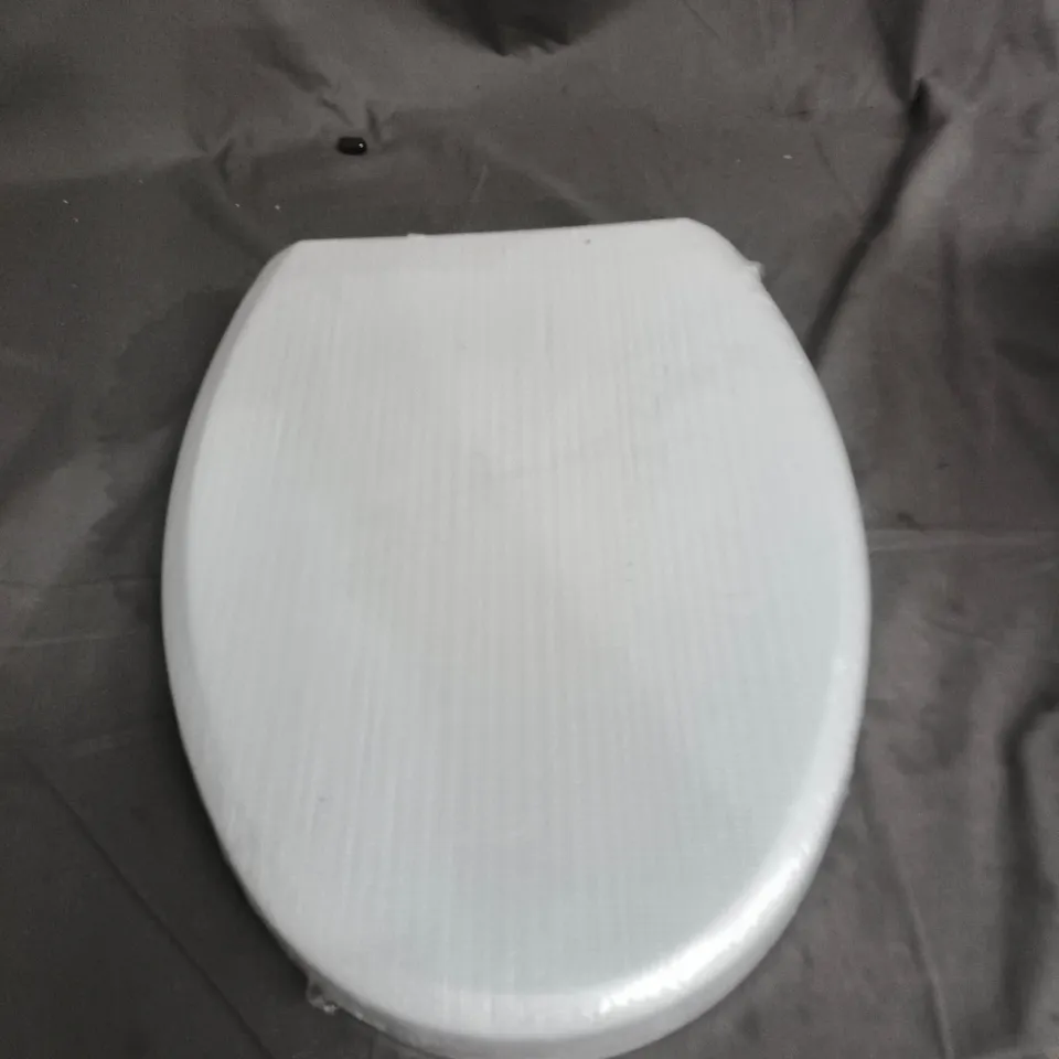 BOXED UNBRANDED TOILET SEAT 