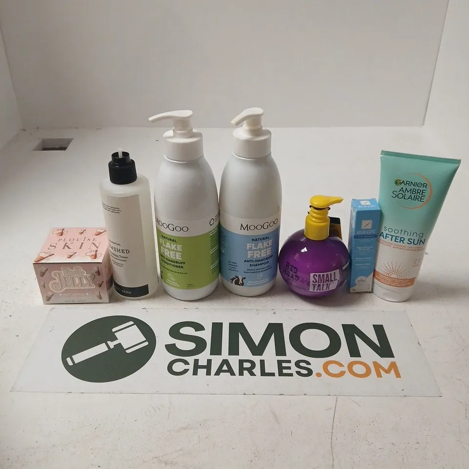 APPROXIMATELY 15 ASSORTED HEALTH & BEAUTY PRODUCTS TO INCLUDE PLOUISE SKIN JELLY MAKEUP REMOVER, MOOGOO FLAKE FREE SHAMPOO, GARNIER SOOTHING AFTERSUN, ETC - COLLECTION ONLY