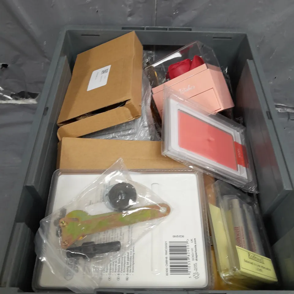 APROXIMATELY 15 ASSORTED HOUSEHOLD ITEMS TO INCLUDE TOOL KITS , DECORATIVE ROSE , ETC