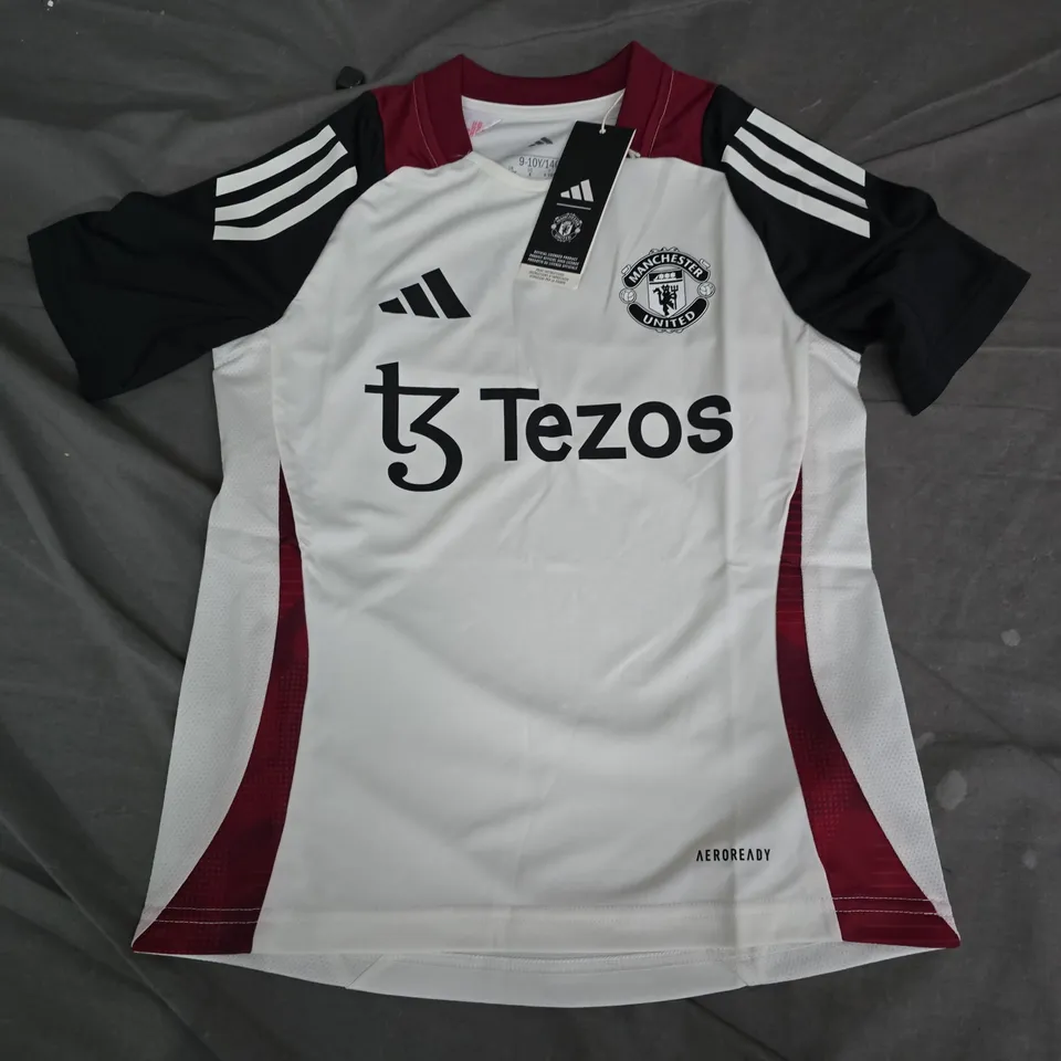 MANCHESTER UNITED YOUTH FOOTBALL SHIRT – ADIDAS – WHITE/MAROON (UK 9-10, 140CM)
