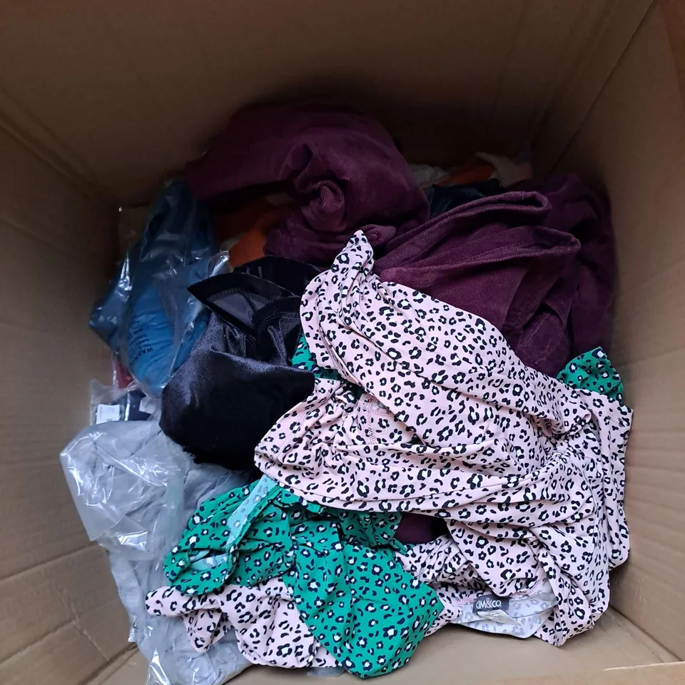 BOX OF APPROX 15 ASSORTED CLOTHING ITEMS TO INCLUDE - TROUSERS, LEGGINGS, JACKET ETC