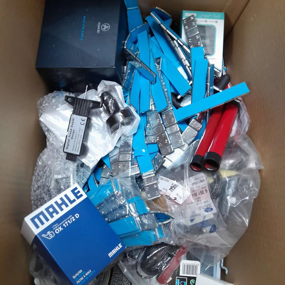 BOX OF ASSORTED CAR ITEMS TO INCLUDE - PHONE HOLDER - OBD2 - BIKE LIGHTS / COLLECTION ONLY 
