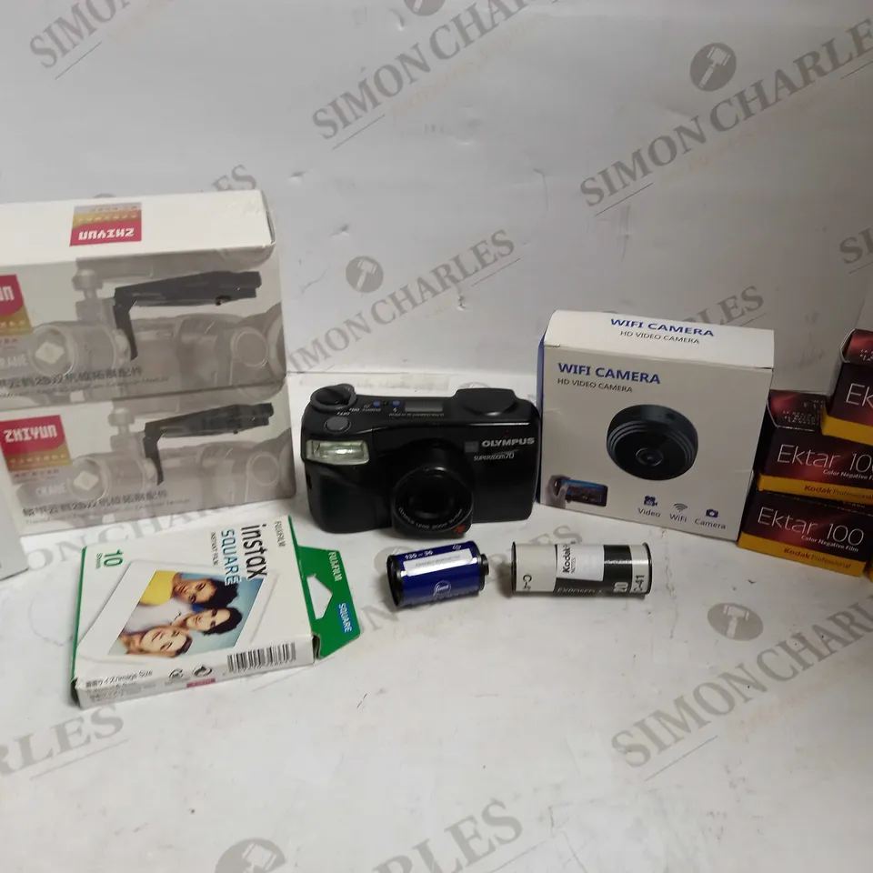 LOT OF APPROXIAMTELY 10 CAMERA ACCESSORIES