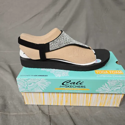 BOXED PAIR OF SKECHERS ROCKSTAR SANDALS - 8