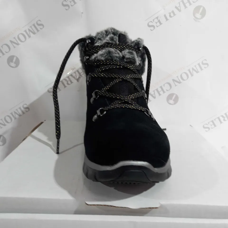 SKECHERS SYNERGY BLACK LACE BOOTS - SIZE 6.5