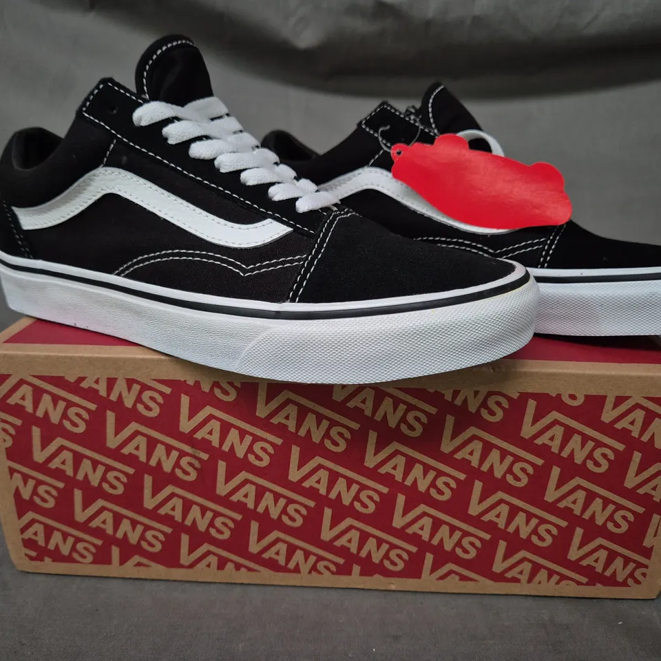 BOXED PAIR OF VANS OLD SKOOL SHOES IN BLACK/WHITE UK SIZE 6