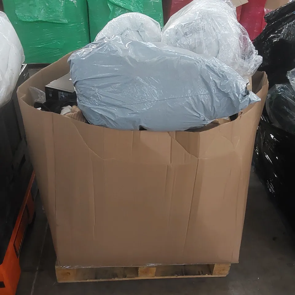 PALLET OF ASSORTED HOUSEHOLD ITEMS AND CONSUMER PRODUCTS TO INCLUDE; TOYS, BOOKS, KETTLE, DUVET ETC