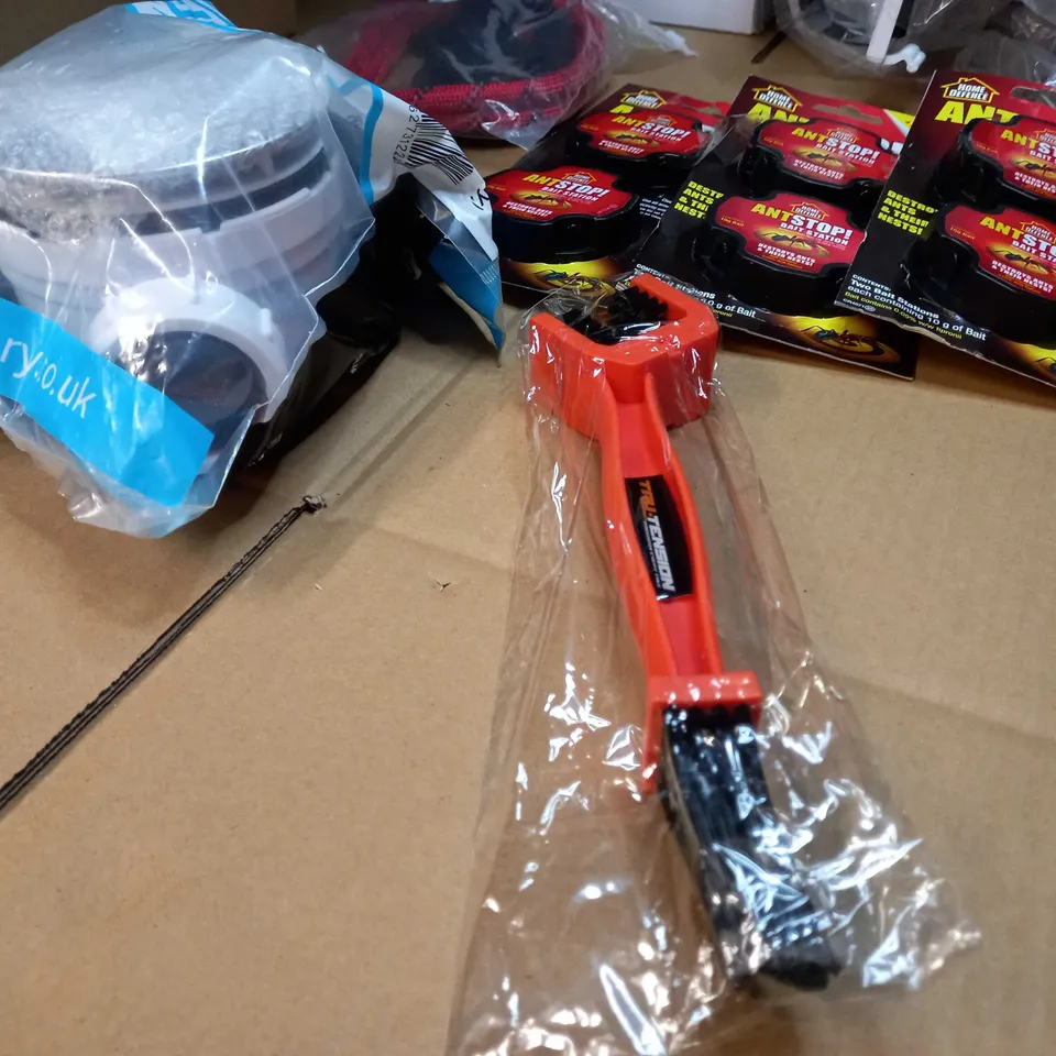 LOT OF APPROX 10 ASSORTED HOUSEHOLD/DIY RELATED ITEMS TO INCLUDE: ANT BAIT STATION, PAINT BRUSHES, DECOY CAMERA
