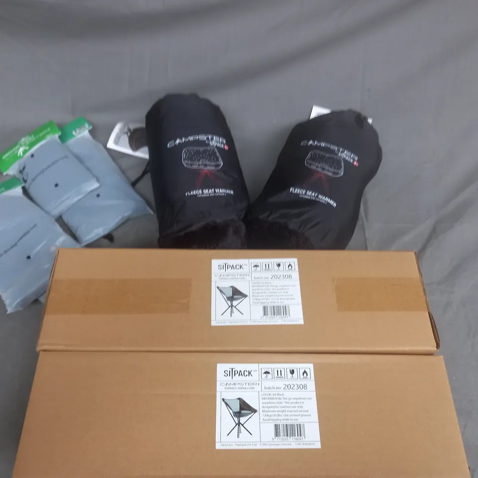 BOXED 2X SITPACK CAMPING CHAIRS WITH 2X FLEECE SEAT WARMERS 