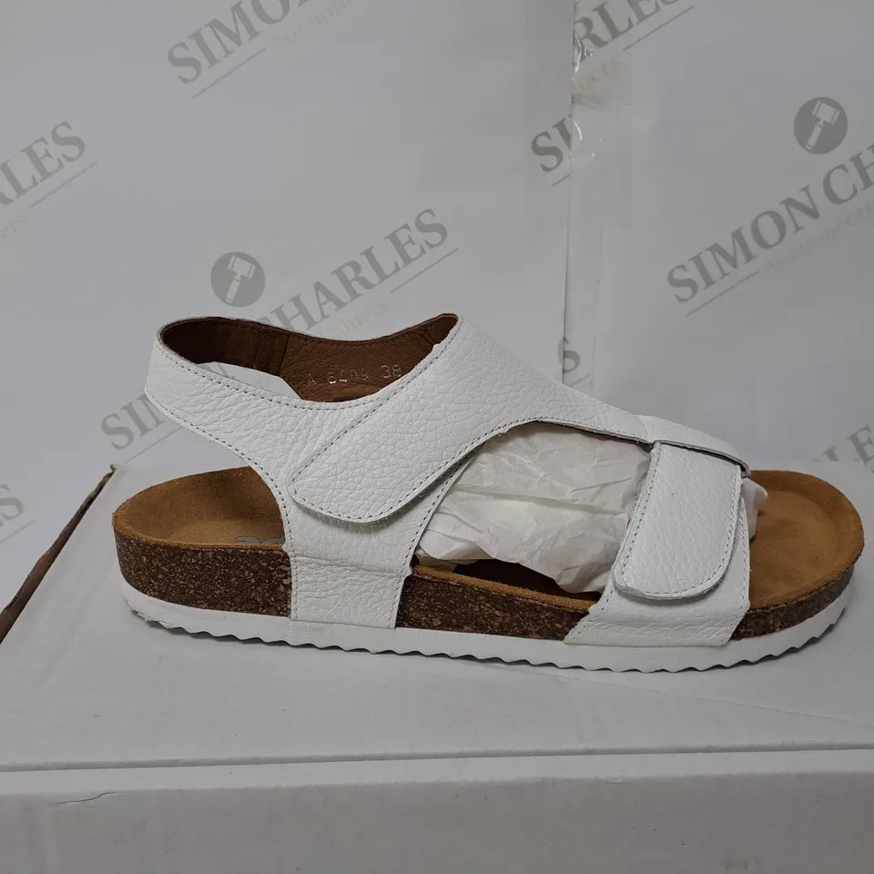 BOXED OPEN TOE LEATHER SANDALS SIZE 5