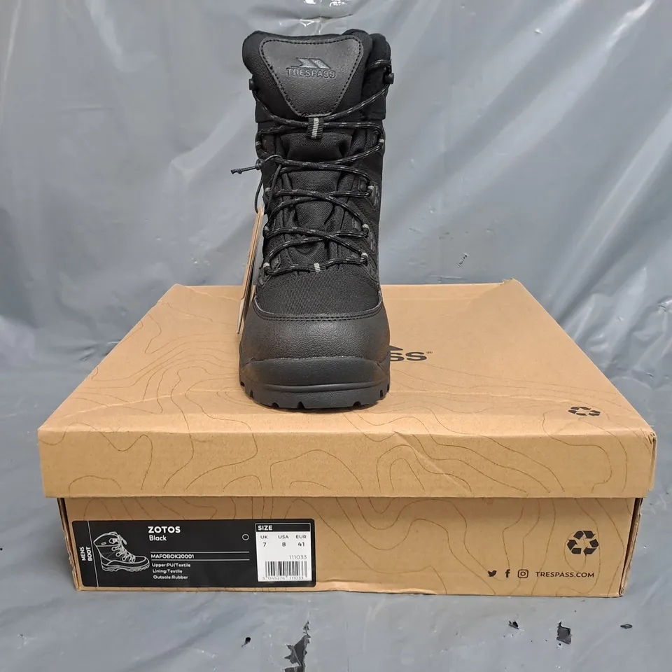 BOXED PAIR OF TRESPASS ZOTOS ANKLE BOOTS IN BLACK SIZE UK 7