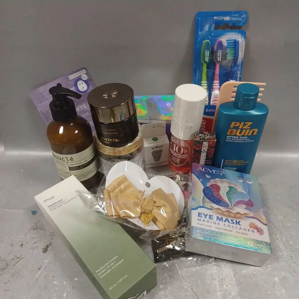 APPROXIMATELY 20 ASSORTED COSMETICS PRODUCTS TO INCLUDE - SOL DE JANEIRO BRAZILIAN CRUSH PERFUME MIST - ANUA PORE DEEP CLEANSING FOAM - ALIVER EYE MASK MARINE COLLAGEN - ETC