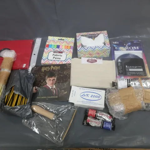 BOX OF APPROXIMATELY 8 ASSORTED ITEMS TO INCLUDE - FABRIC PEN, PENCILS, AND HARRY POTTER MINI CALENDAR ETC. 