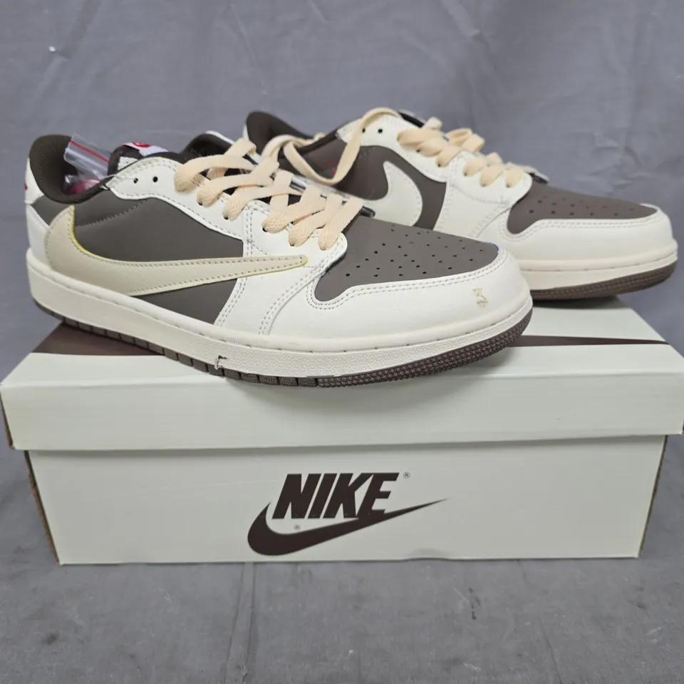 BOXED PAIR OF NIKE AIR JORDAN 1 CACTUS JACK TRAINERS IN CREAM/BROWN SIZE UK 8.5