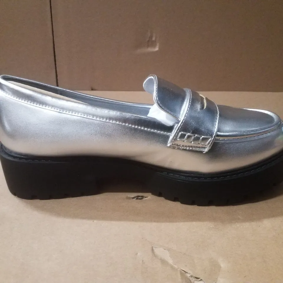 BOX CONTAINING APPROXIMATELY 5 PAIRS OF BRAND NEW SIMPLY BE SILVER DALLAS EX WIDE PENNY LOAFER - SIZE 6