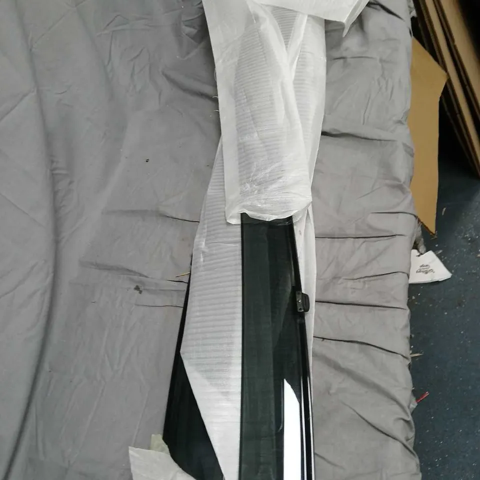 LONG GLASS PANEL / FURNITURE COMPONENT WRAPPED IN PROTECTIVE PACKAGING