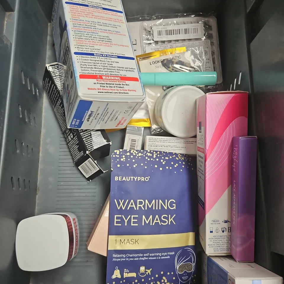 APPROXIMATEY 20 HEALTH AND BEAUTY PRODUCTS TO INCLUDE - DERMALOGICA BRIGHTENING RICE-BASED POWDER EXFOLIANT - L'OREAL HYALURONIC ANTI-WRINKLE CREAM - LANOLIPS LIP SCRUB - ETC