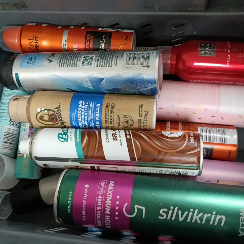 APPROXIMATELY 12 ASSORTED AEROSOLS TO INCLUDE WELLA SILVIKRIN MAXIMUM HOLD, BATISTE BRUNETTE, LOREAL MEN EXPERT THERMATIC RESIST, ETC