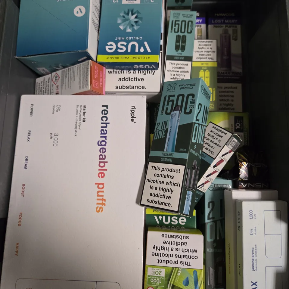 APPROXIMATELY 20 ASSORTED E-CIGARETTE & VAPING ITEMS IN VARIOUS BRANDS 