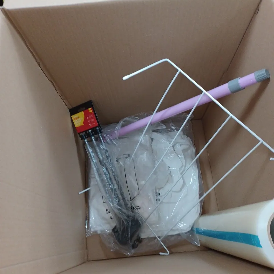 LOT OF ASSORTED HOUSEHOLD ITEMS TO INCLUDE TOTE BAGS , ETC