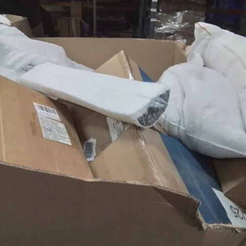 PALLET CONTAINING LARGE QUANTITY OF PILLOWS 