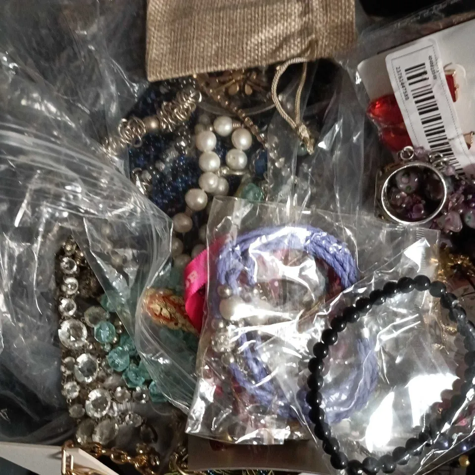 APPROXIMATELY 25 ASSORTED JEWELLERY PRODUCTS TO INCLUDE EARRINGS, NECKLACES, BRACELETS ETC 
