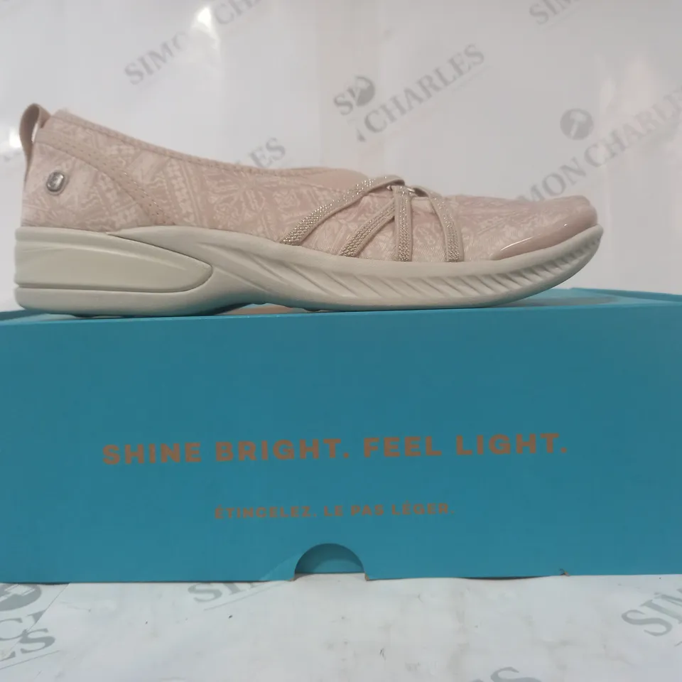 BOXED PAIR OF BZEES SHOES IN BEIGE SIZE 7